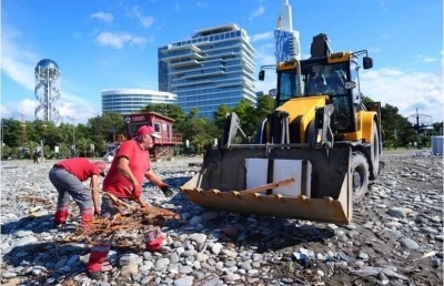 Çoruh Nehri’nin getirdiği ağaç kütükleri Batum sahillerini doldurdu, Batumlular sahile akın etti
