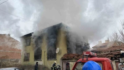 &Ccedil;orum&rsquo;da 2 katlı ev alev alev yandı
