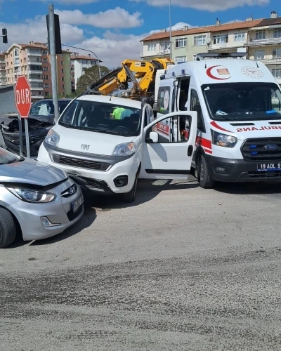 Çorum’da 3 araç kavşakta çarpıştı: 2 yaralı
