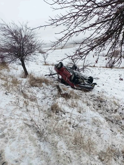 &Ccedil;orum&rsquo;da ağaca &ccedil;arpan otomobil takla attı: 4 yaralı
