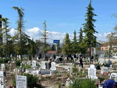 &Ccedil;orum&rsquo;da arefe g&uuml;n&uuml; mezarlıklar ziyaret&ccedil;ilerle doldu
