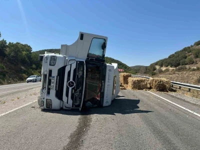 Çorum’da balya yüklü tır devrildi: 1 yaralı
