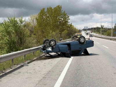 &Ccedil;orum&rsquo;da bariyerlere &ccedil;arpan otomobil devrildi: 1 yaralı
