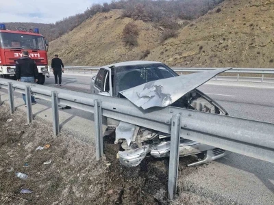 &Ccedil;orum&rsquo;da bariyerlere &ccedil;arpan otomobilin s&uuml;r&uuml;c&uuml;s&uuml; yaralandı
