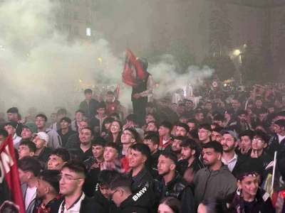 &Ccedil;orum&rsquo;da binlerce vatandaştan S&uuml;per Lig sevinci
