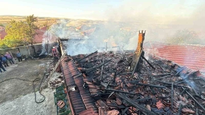 Çorum’da çıkan yangında garaj, tandırlık ve depo zarar gördü
