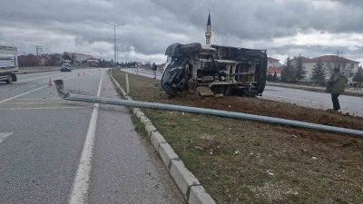 &Ccedil;orum&rsquo;da devrilen kamyonetteki 3 kişi k&uuml;&ccedil;&uuml;k sıyrıklarla kurtuldu
