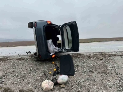&Ccedil;orum&rsquo;da devrilen otomobildeki 5 kişi yaralandı
