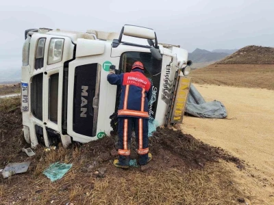 &Ccedil;orum&rsquo;da devrilen tırın s&uuml;r&uuml;c&uuml;s&uuml; yaralandı
