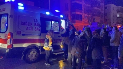 &Ccedil;orum&rsquo;da ev yangını: Mahsur kalan aileyi itfaiye kurtardı
