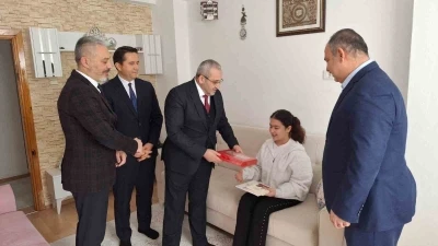 &Ccedil;orum&rsquo;da evde eğitim g&ouml;ren &ouml;ğrencinin karnesini milli eğitim m&uuml;d&uuml;r&uuml; verdi
