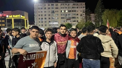 &Ccedil;orum&rsquo;da Galatasaray taraftarlar sokakları bayram yerine &ccedil;evirdi
