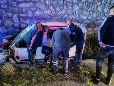 &Ccedil;orum&rsquo;da hafif ticari ara&ccedil; istinat duvarından yan yola u&ccedil;tu: 2 yaralı
