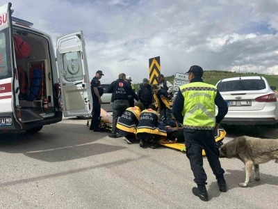 &Ccedil;orum&rsquo;da iki otomobil &ccedil;arpıştı: 2 yaralı
