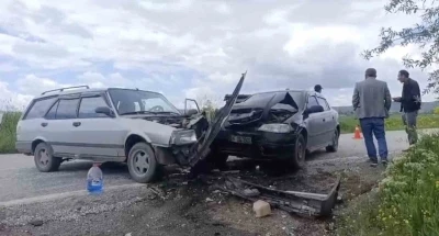 &Ccedil;orum&rsquo;da iki otomobil &ccedil;arpıştı: 3 yaralı
