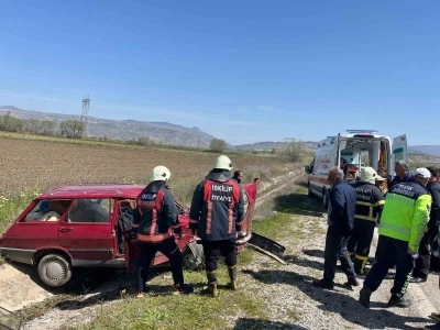 &Ccedil;orum&rsquo;da iki otomobil &ccedil;arpıştı: 3 yaralı
