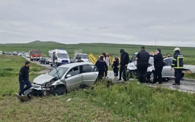&Ccedil;orum&rsquo;da iki otomobil &ccedil;arpıştı: 6 yaralı

