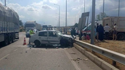 Çorum’da kamyon ile otomobil çarpıştı: 4 yaralı
