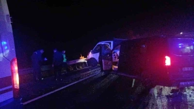 Çorum’da kamyonet ile minibüs çarpıştı: 7 yaralı
