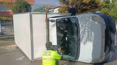 Çorum’da kamyonet ile otomobil çarpıştı: 1’i çocuk 5 yaralı

