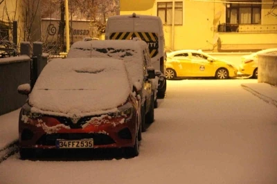 &Ccedil;orum&rsquo;da kar etkisini g&ouml;stermeye başladı: Kent merkezi beyaza b&uuml;r&uuml;nd&uuml;
