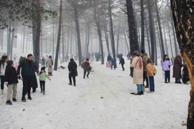 &Ccedil;orum&rsquo;da kar festivali vatandaşların akınına uğradı
