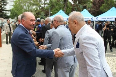 &Ccedil;orum&rsquo;da kent protokol&uuml; ve vatandaşlar bayramlaştı
