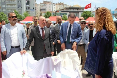 &Ccedil;orum&rsquo;da kursiyerlerin 1 yıldır yaptığı el emeği &uuml;r&uuml;nler g&ouml;r&uuml;c&uuml;ye &ccedil;ıktı
