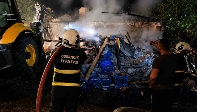 &Ccedil;orum&rsquo;da metruk bina alevlere teslim oldu
