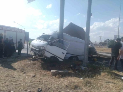 Çorum’da minibüs ile kamyonet çarpıştı: 5 yaralı
