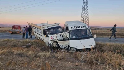 Çorum’da minibüs kamyonetle çarpıştı: 4 yaralı
