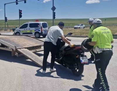 &Ccedil;orum&rsquo;da motosiklet ile otomobil &ccedil;arpıştı: 1 yaralı
