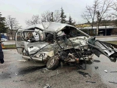 &Ccedil;orum&rsquo;da otob&uuml;s ile minib&uuml;s &ccedil;arpıştı: 1&rsquo;i ağır 2 yaralı
