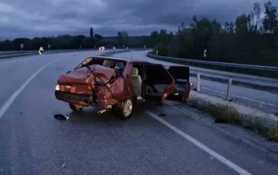 &Ccedil;orum&rsquo;da otomobil bariyerlere &ccedil;arptı: 2 yaralı
