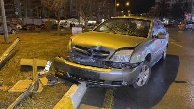 &Ccedil;orum&rsquo;da otomobil sinyalizasyon direğine &ccedil;arptı: 1 yaralı
