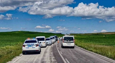 &Ccedil;orum&rsquo;da otomobil takla attı, s&uuml;r&uuml;c&uuml; yara almadan kurtuldu
