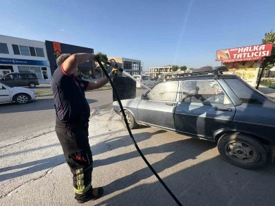 &Ccedil;orum&rsquo;da otomobilde &ccedil;ıkan yangını vatandaşlar s&ouml;nd&uuml;rd&uuml;
