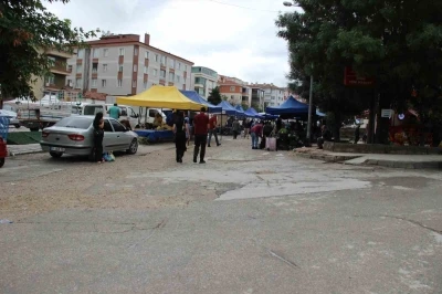 &Ccedil;orum&rsquo;da sağanak pazarcılara zor anlar yaşattı

