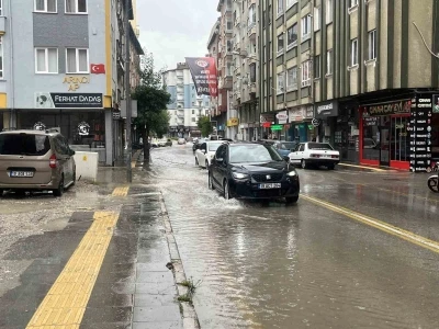 &Ccedil;orum&rsquo;da sağanak sonrası sokaklar g&ouml;le d&ouml;nd&uuml;
