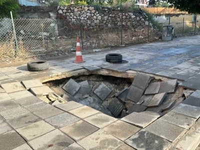 &Ccedil;orum&rsquo;da sağanak yağış sonrası kaldırım &ccedil;&ouml;kt&uuml;

