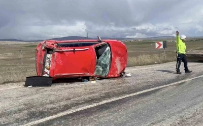 &Ccedil;orum&rsquo;da takla atan otomobildeki 3 kişi yaralandı
