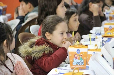 &Ccedil;orum&rsquo;da &rsquo;tekne orucu&rsquo; coşkusu: Y&uuml;zlerce &ccedil;ocuk aynı anda iftarını a&ccedil;tı

