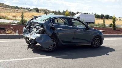 &Ccedil;orum&rsquo;da tır ile &ccedil;arpışan otomobil kullanılmaz hale geldi
