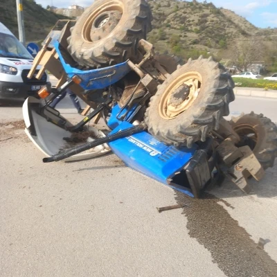&Ccedil;orum&rsquo;da trakt&ouml;r ile ambulans &ccedil;arpıştı: 1 yaralı
