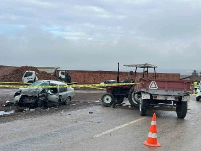 &Ccedil;orum&rsquo;da trakt&ouml;r otomobille &ccedil;arpıştı: 1 &ouml;l&uuml;, 2 yaralı
