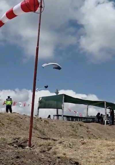 &Ccedil;orum&rsquo;da yama&ccedil; paraş&uuml;t&uuml; pilotunun d&uuml;şme anı kamerada
