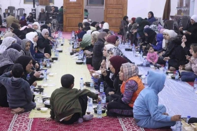 &Ccedil;orum&rsquo;dan Suriye&rsquo;ye g&ouml;n&uuml;l k&ouml;pr&uuml;s&uuml;: Savaşta zarar g&ouml;ren camide g&uuml;nde y&uuml;zlerce kişi iftar sofrasında buluşuyor
