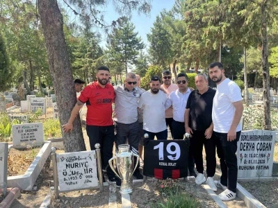 &Ccedil;orum FK&rsquo;nın şampiyonluk kupası, emektar gazetecisinin kabrine g&ouml;t&uuml;r&uuml;ld&uuml;
