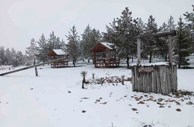 &Ccedil;orum&rsquo;un y&uuml;ksek kesimleri beyaza b&uuml;r&uuml;nd&uuml;
