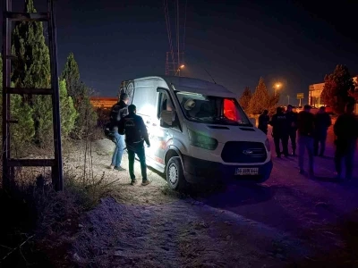 Çukura düşen aracını çıkarmaya çalışan şahsın başına saçma isabet etti
